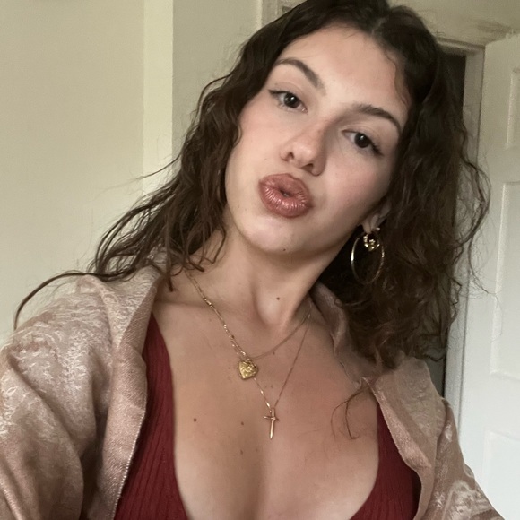 Meet your Posher, Julia - Picture 2 of 2